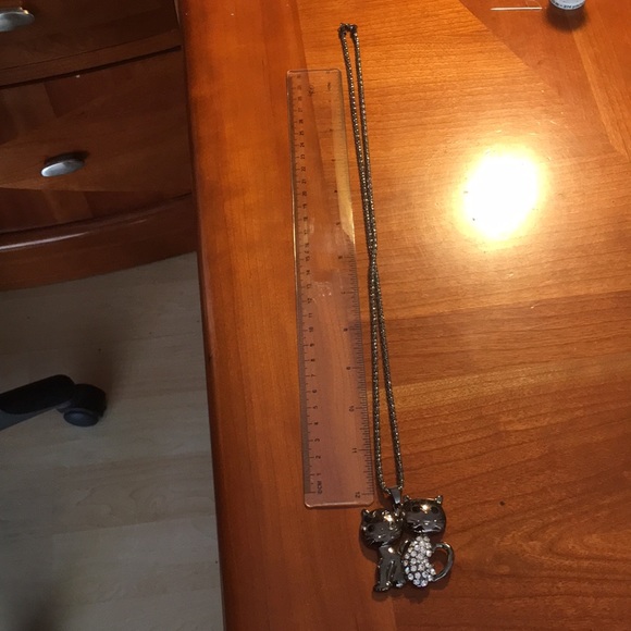 Statement necklace with twin jeweled cats - Picture 3 of 3